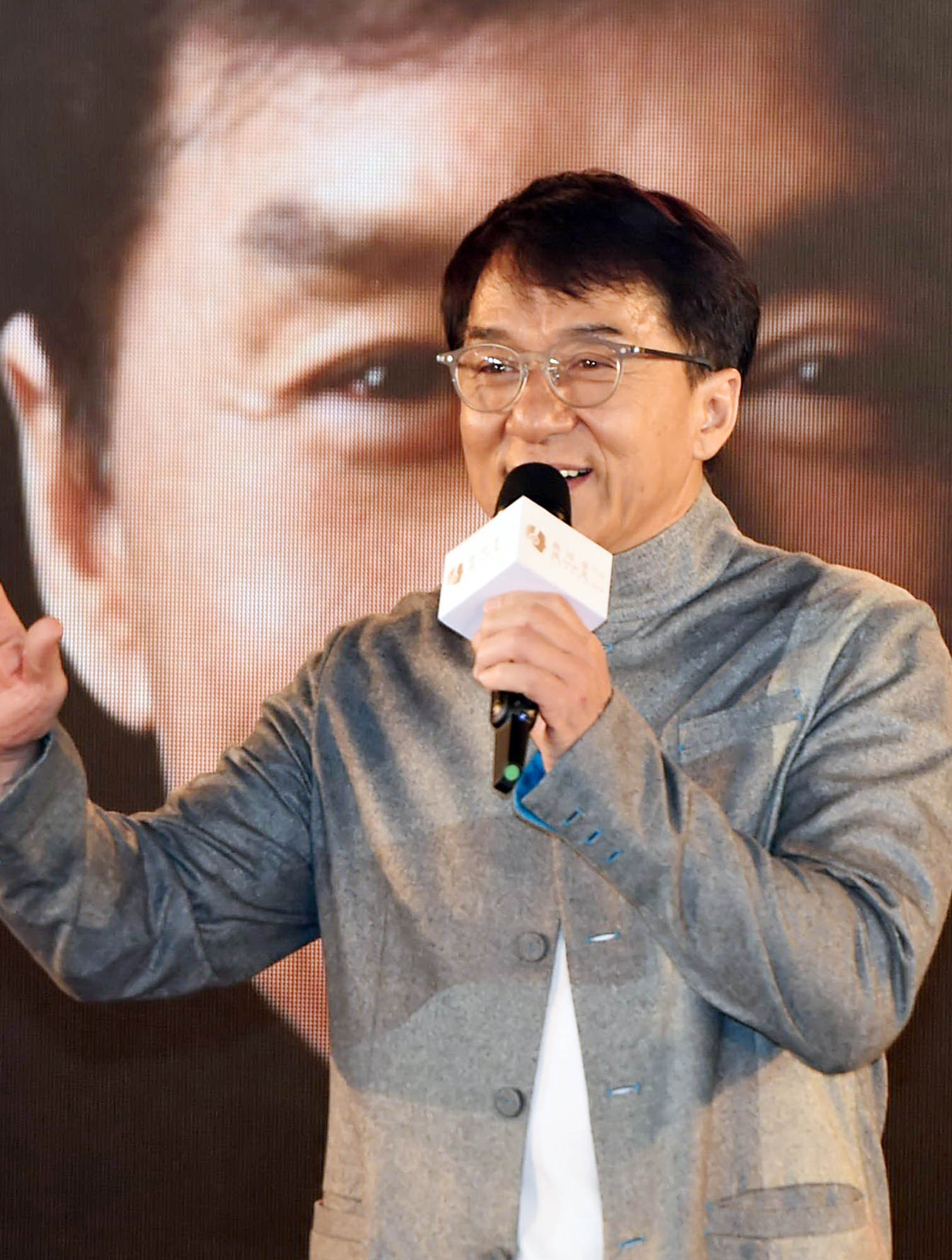 她6岁被成龙抱着上春晚,后因长相被骂到退圈,如今陆子艺长啥样3-度小