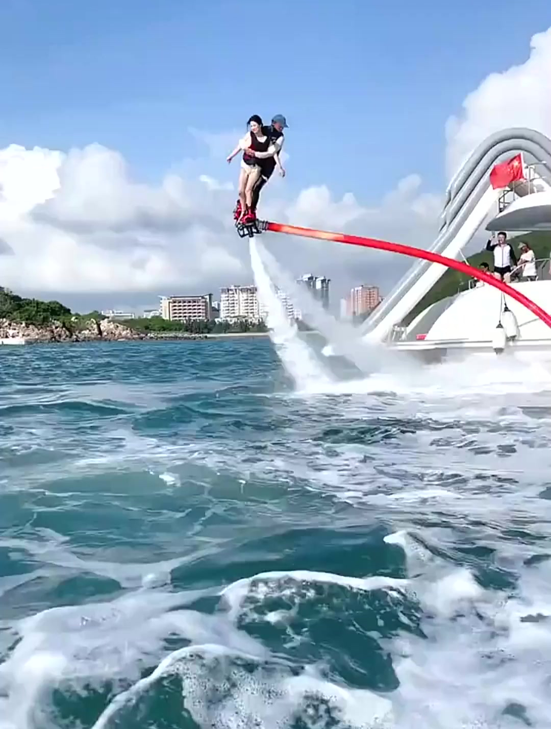 这可能是水上飞人最正经的教练了,网友:看姿势就知道是个绅士!-度小视