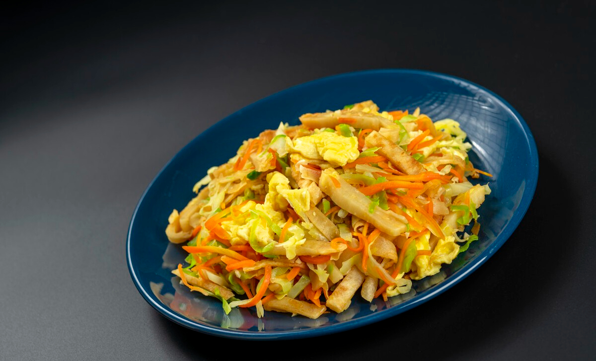 自己在家做鸡蛋炒饼丝,简单又好吃,不知道吃什么的,就试试吧