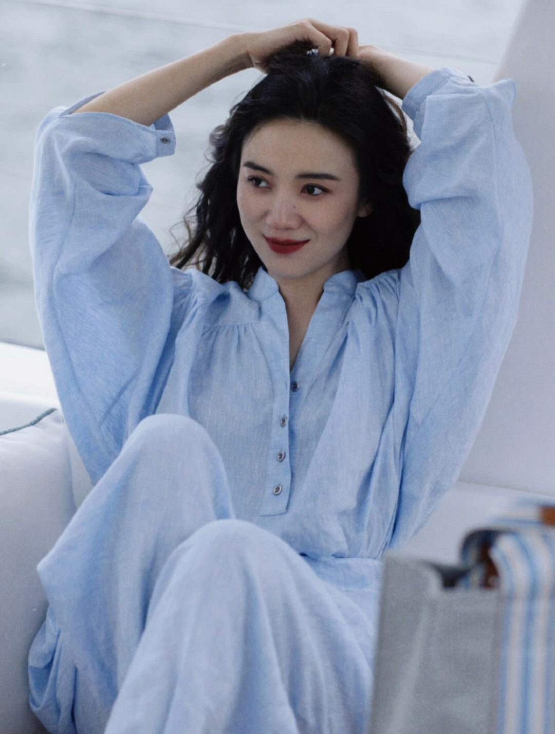 宋佳新造型,羊毛卷配蓝色休闲风套装,清爽浪漫又帅气