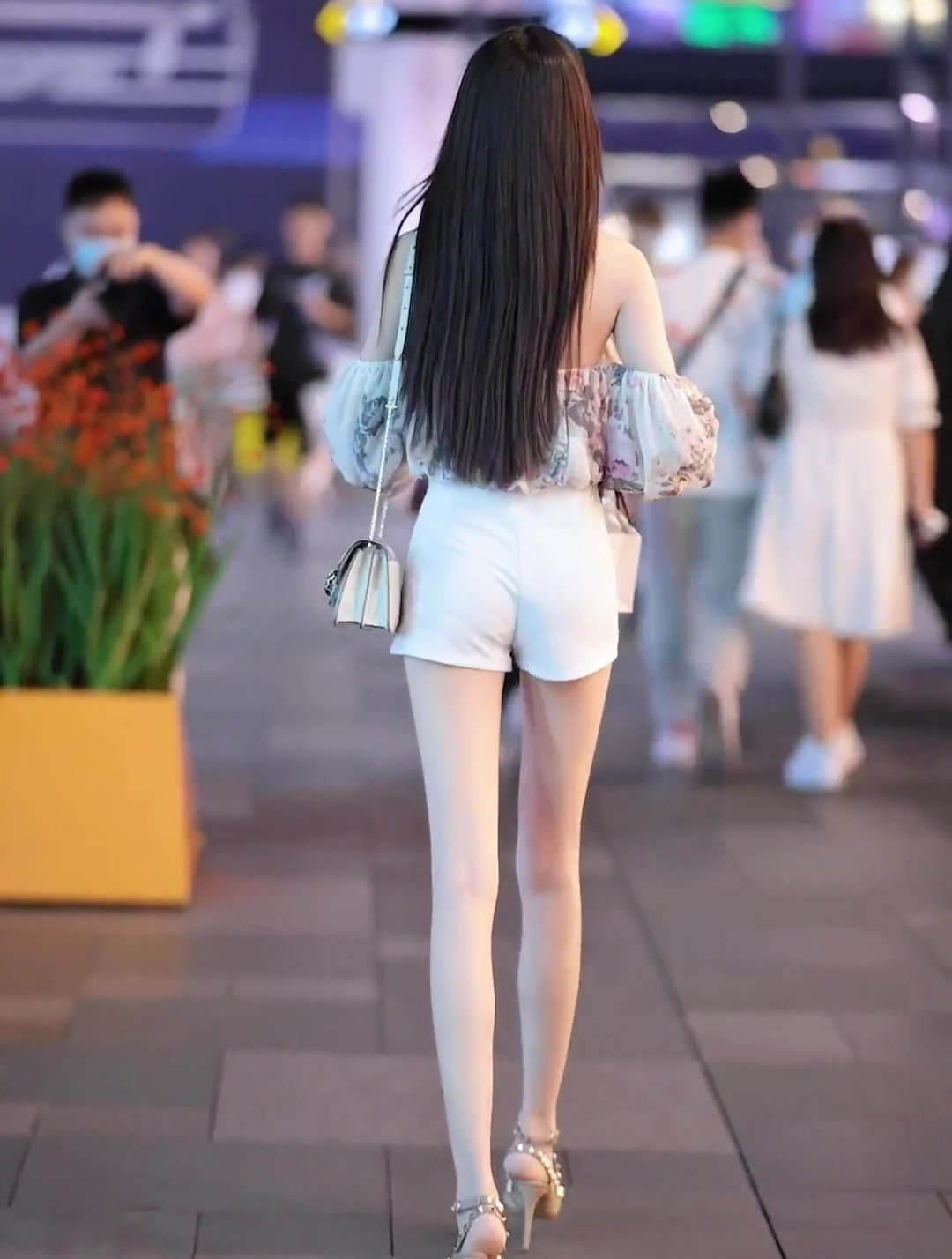 街上的长腿美女,展示"腿玩年",好身材就要"露"出来