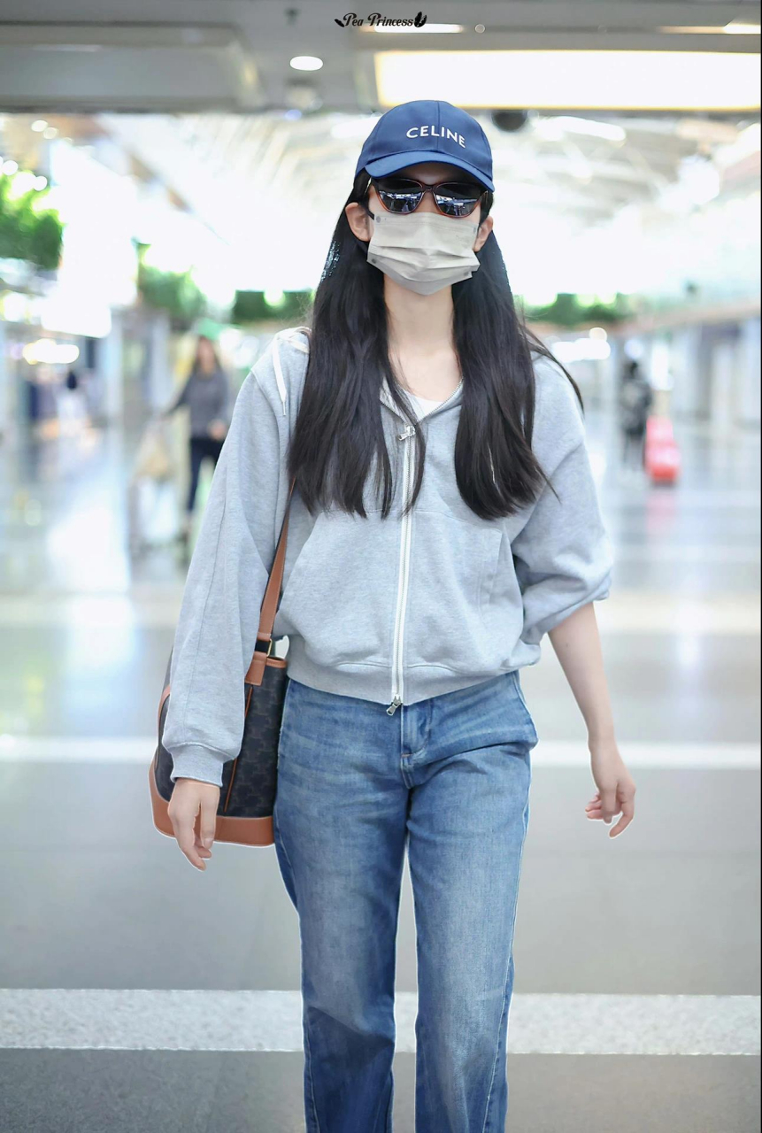 张婧仪今日机场私服穿搭 张婧仪这套私服穿搭好休闲呀,日常又显的腿