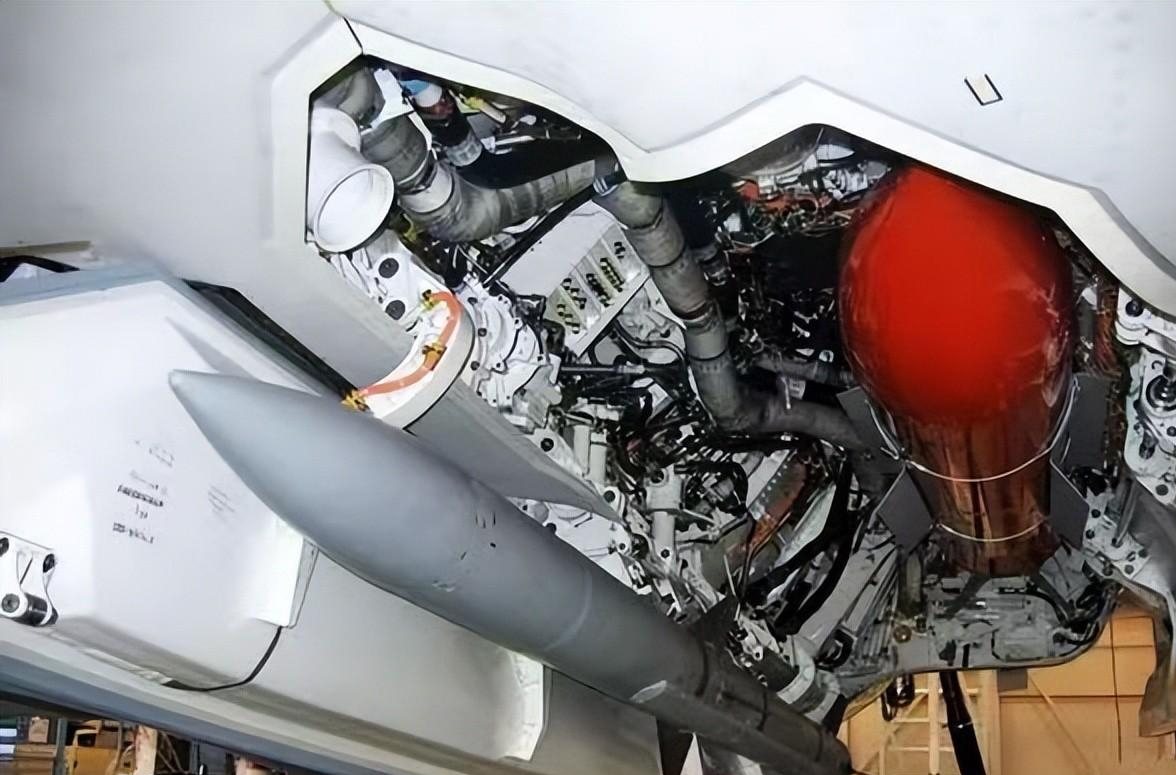 歼20侧弹舱内部是啥样的?这回连线缆都看清了,能装2枚格斗弹?