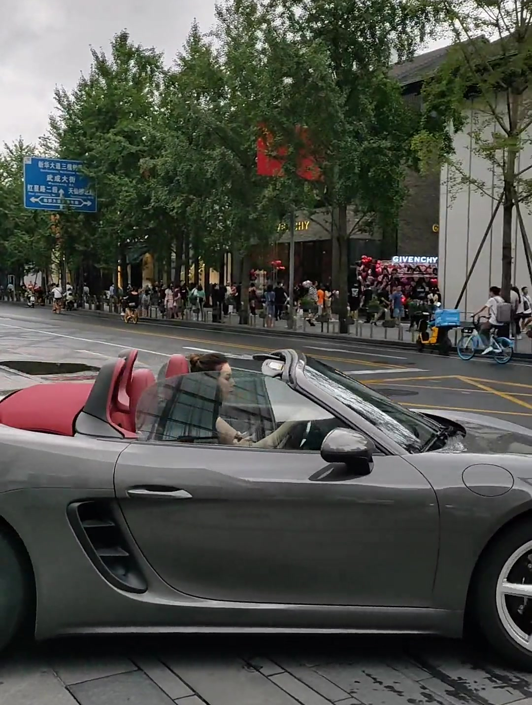 小姐姐开敞篷保时捷跑车带着闺蜜兜风