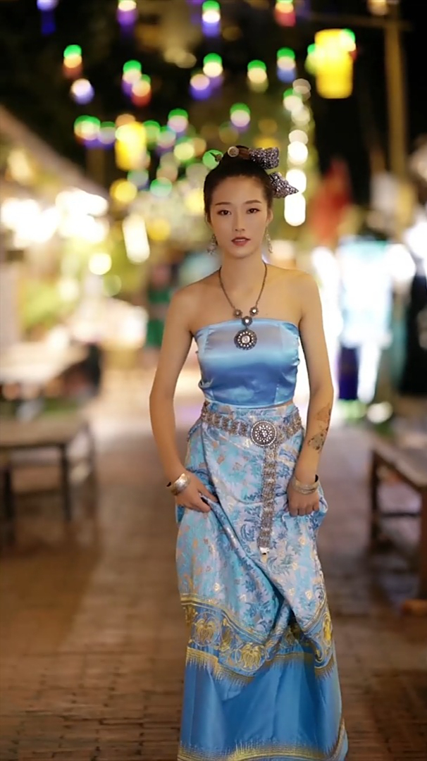 蓓蓓爱路拍,模特小姐姐身材太棒了,回头率超高