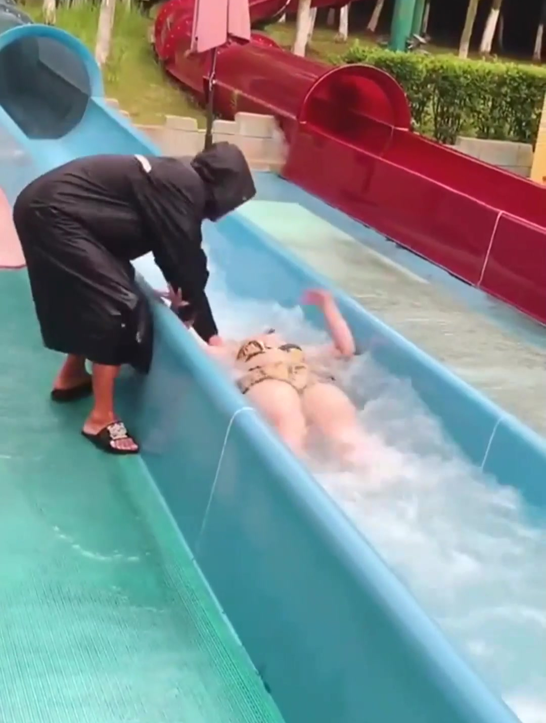 水上乐园的滑梯这救生员技术不行啊看把美女呛得