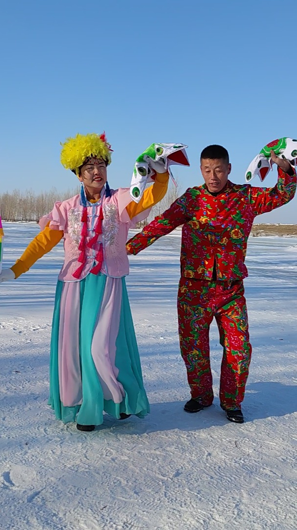 哈尔滨松花江畔东北大秧歌美丽又冻人