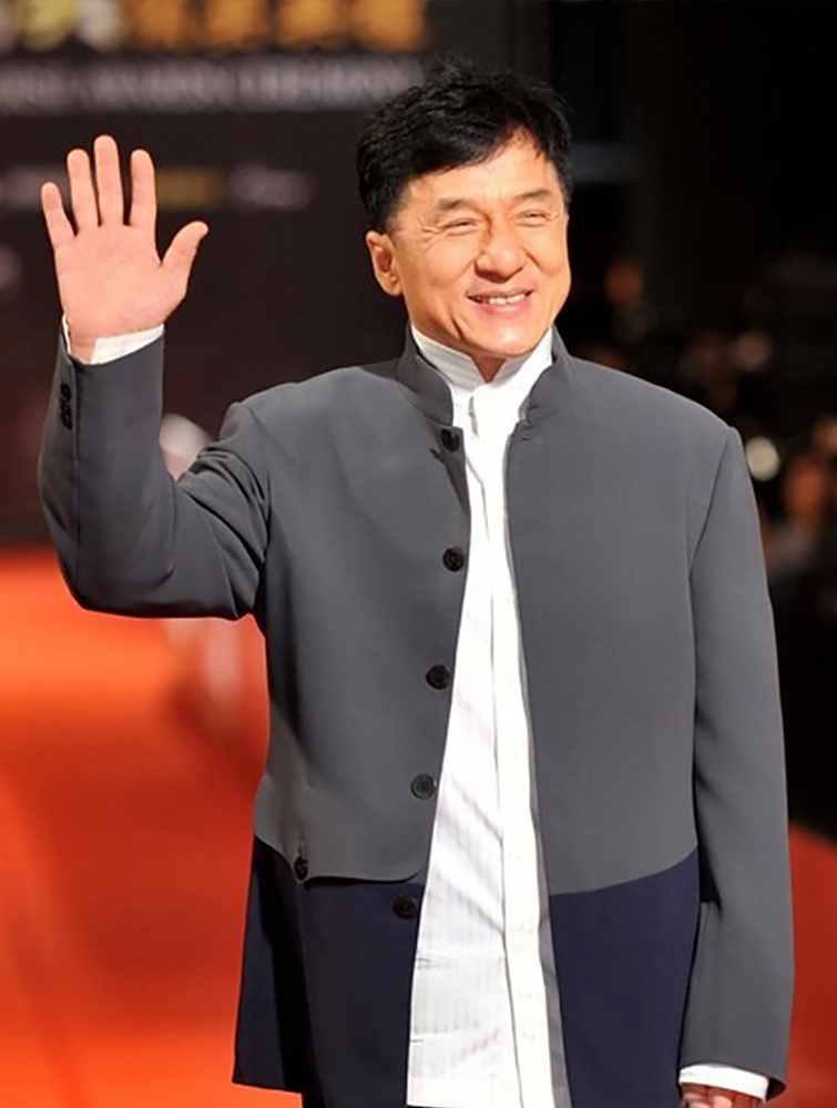 成龙直接霸气一脚,主持人吓得不敢动3-度小视