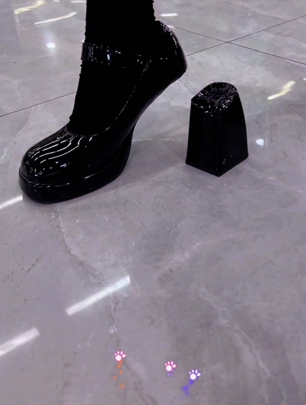 女子穿高跟鞋逛街结果走到一半鞋跟掉了网友这气质拿捏住了