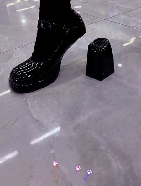 女子穿高跟鞋逛街结果走到一半鞋跟掉了网友这气质拿捏住了