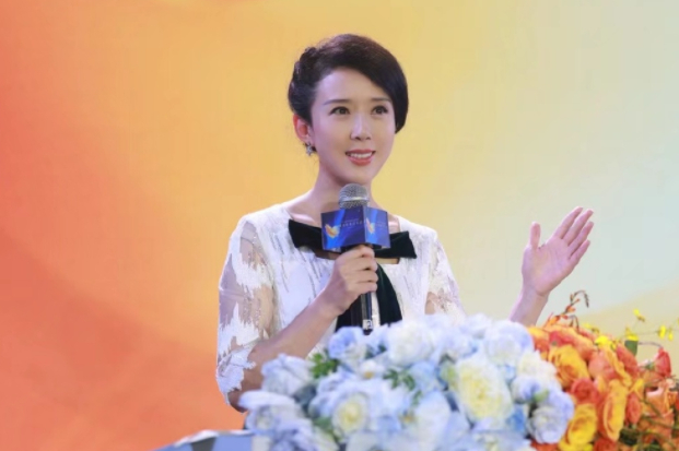 著名演员颜丹晨,最近亮相中国金鸡奖提名,担任主持人