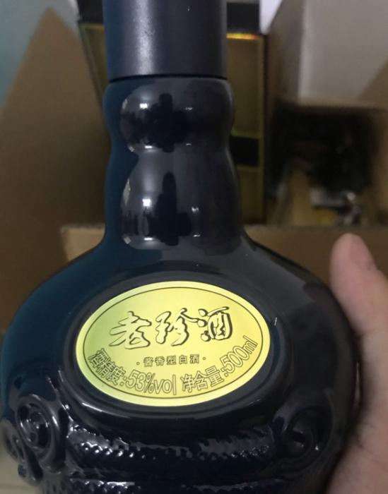 行家:懂酒的整箱囤真正懂行的人都知道,茅台的市场指导售价是1499元一