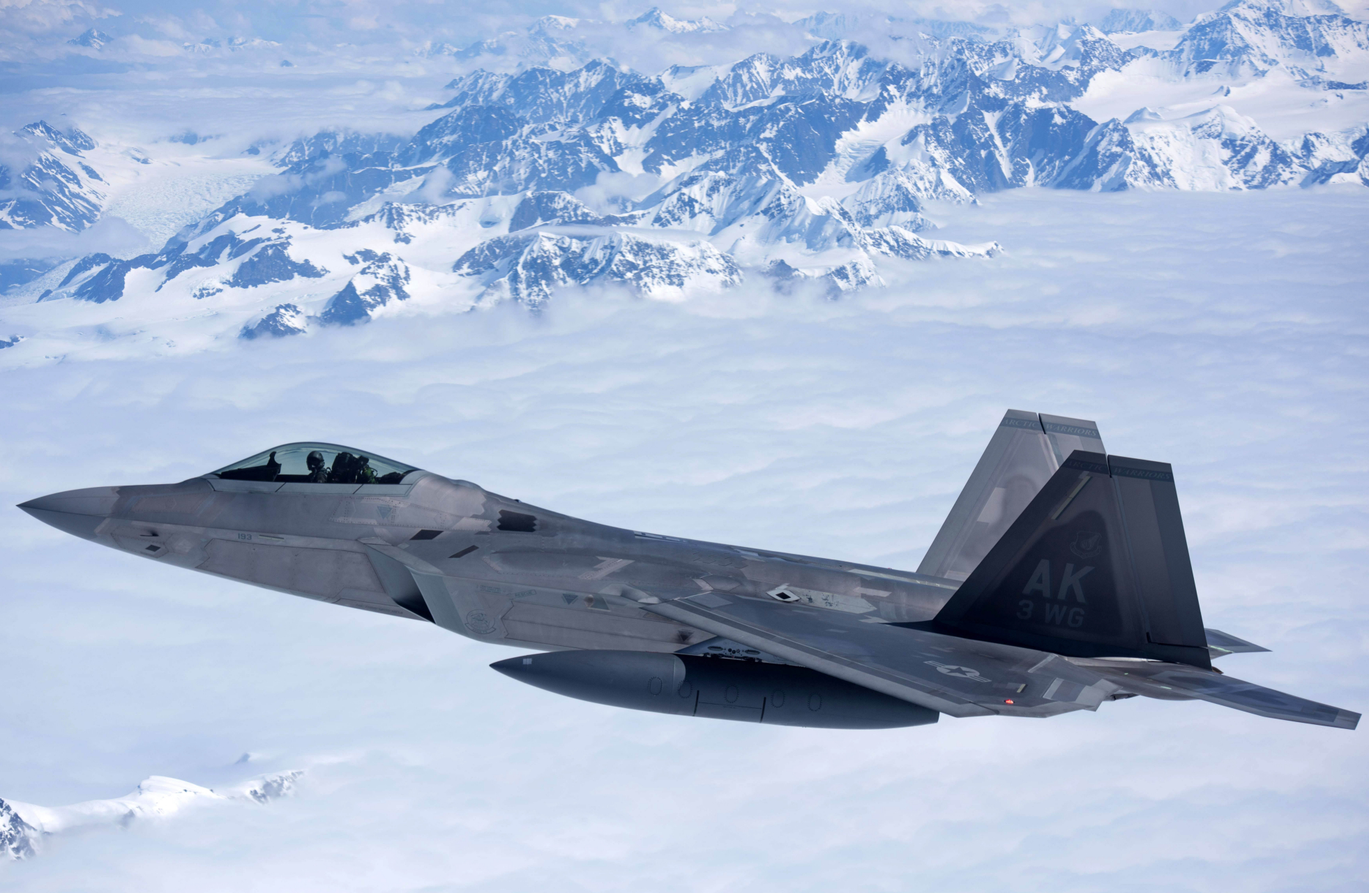 美国空军f-22隐形战斗机挂装的副油箱,有了这两个副油箱,战斗机的隐形