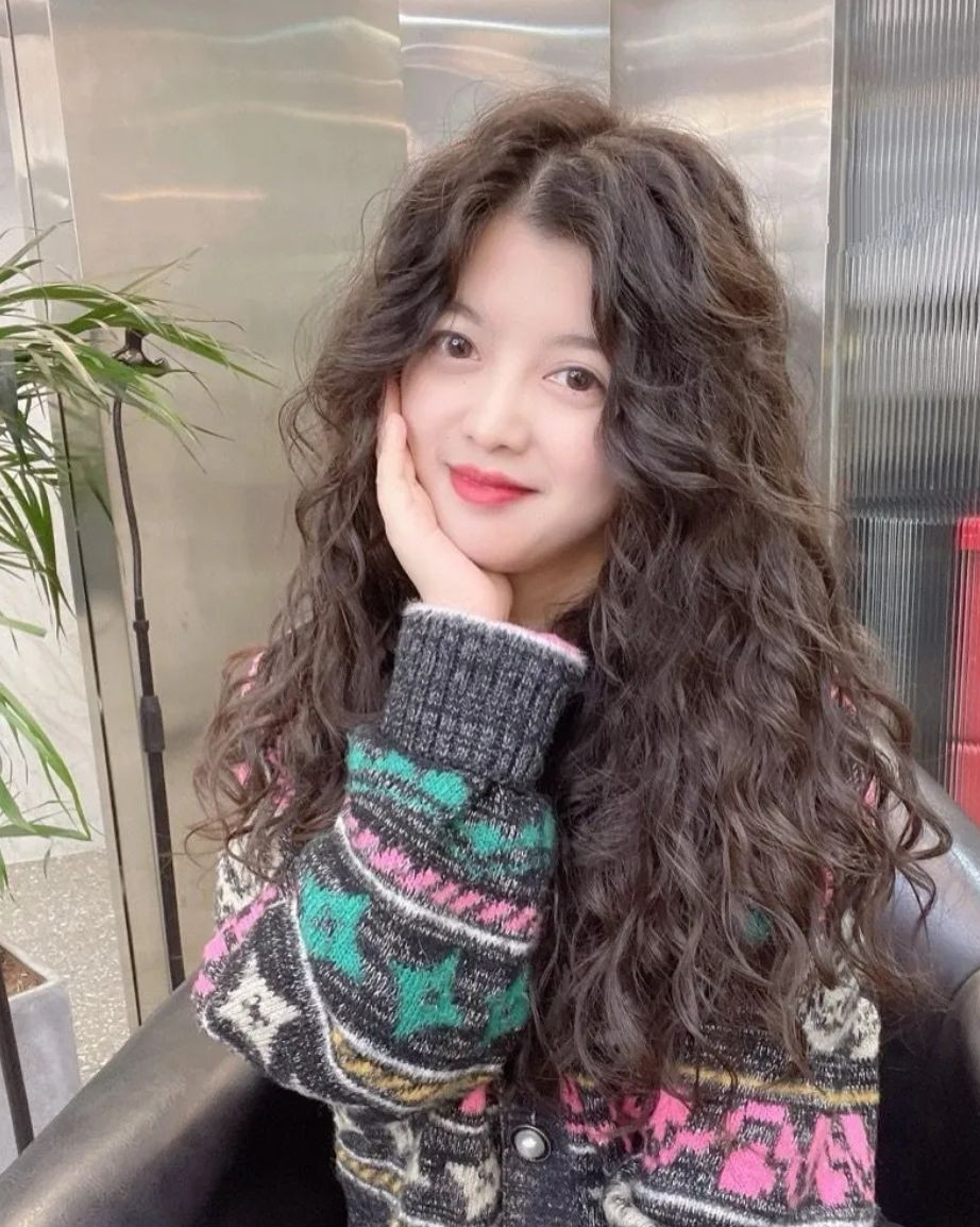 头发细软少发型怎么选?烫小卷就对了,不论长短都很美