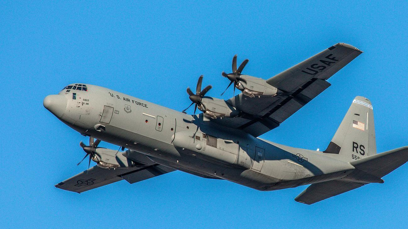 美侦察机rc-135在我南海挑衅,我歼16战斗机直接亮剑