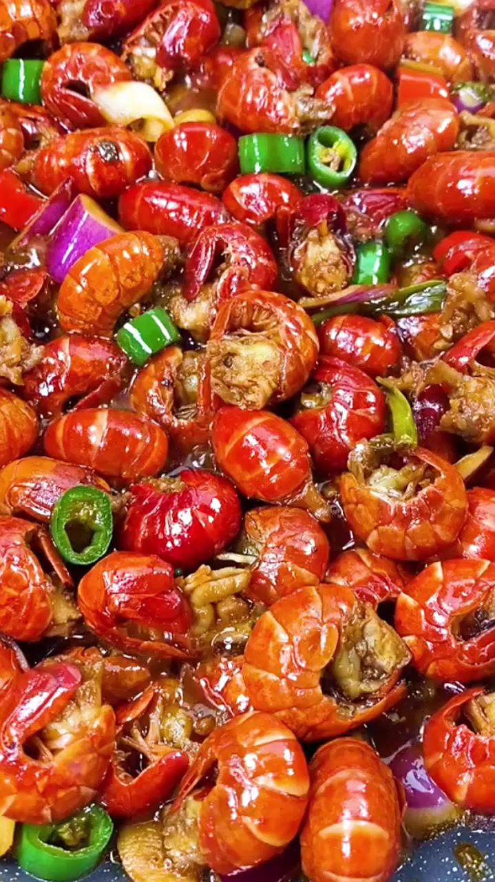 又到了吃虾的季节,大厨教你做一道香辣虾球,鲜香美味-度小视