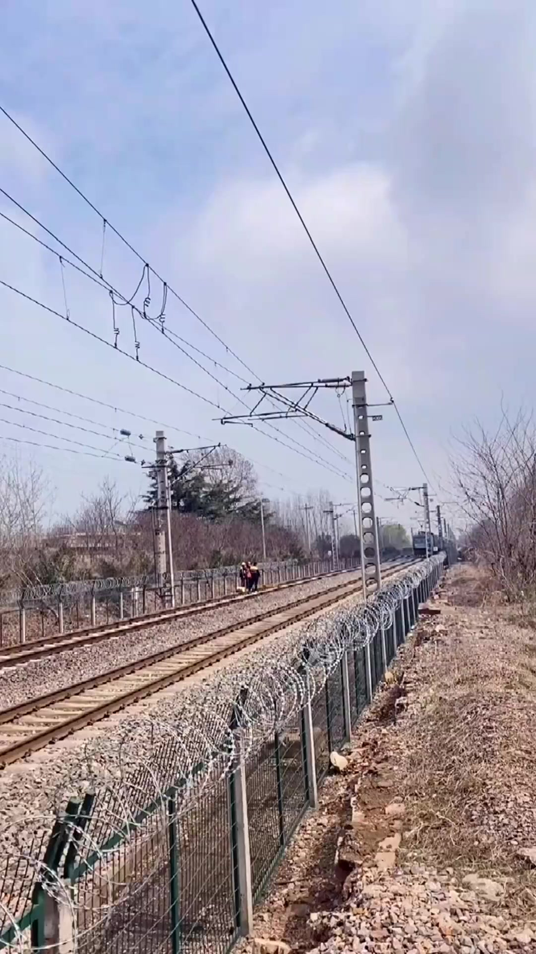 青岛北站开往通化站方向去的k970次,前弓运行,鸣笛经过!