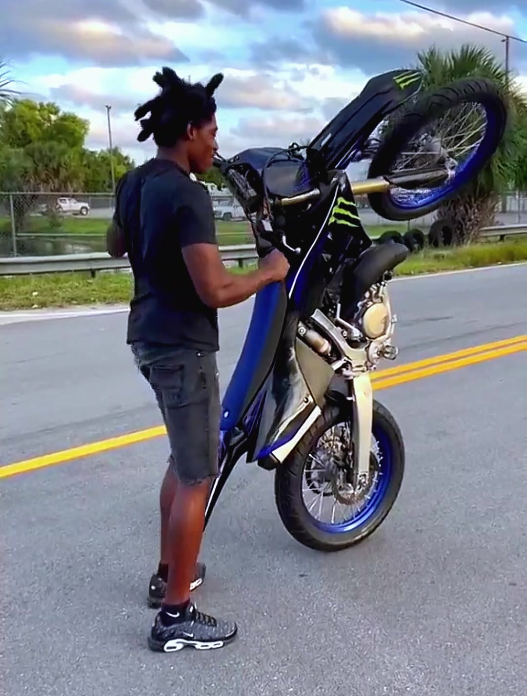 越野摩托车爱好者玩机车翘头-度小视