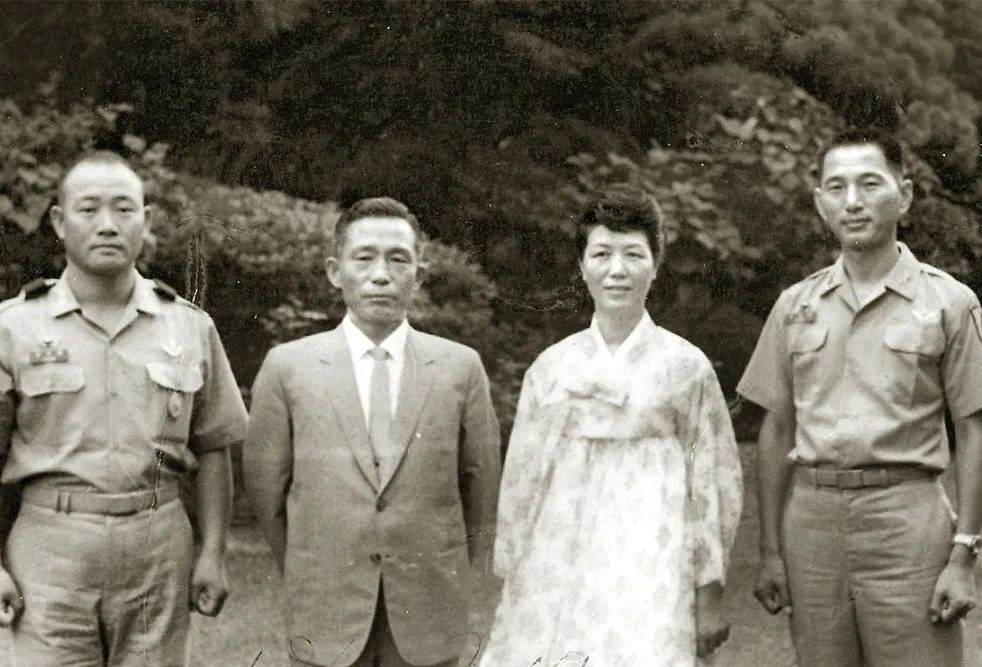 1979年,朴正熙遇刺事件:阁下,跟这群"虫豸"在一起搞得好政治?