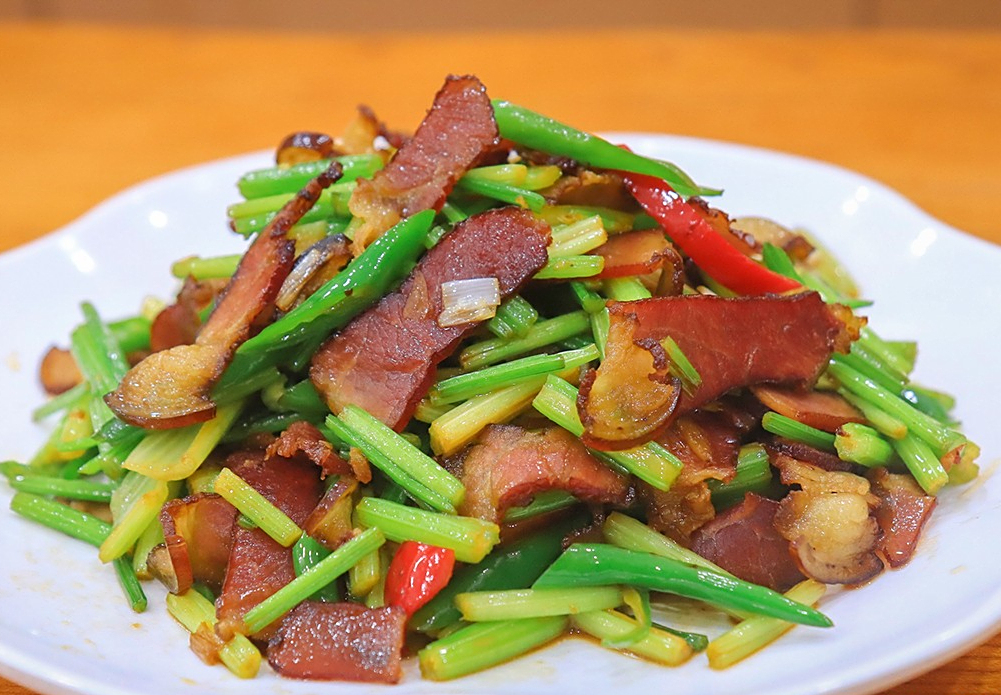 腊肉炒芹菜
