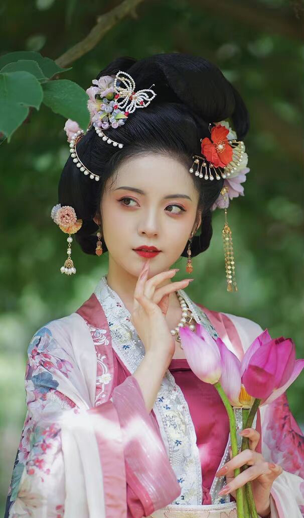 "最美"汉服女神,像从书里走出来的人儿一样,比明星还好看!