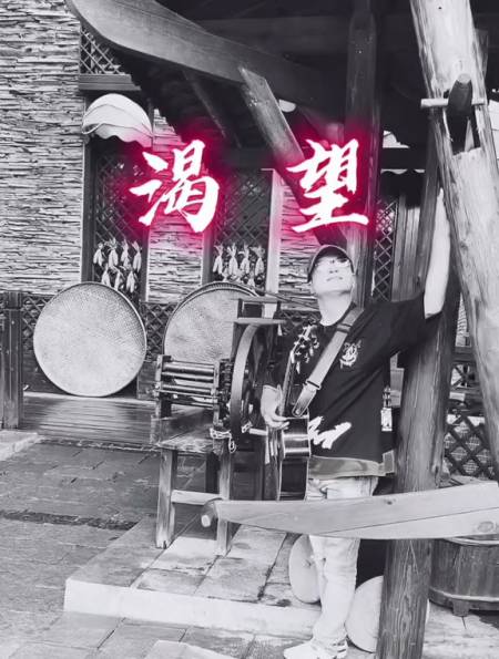 《渴望》吉他版,还原80年代场景,喜欢这首歌都是吃过苦善良的人-度小