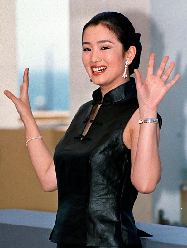 巩俐罕见拍内衣广告!眼神更像拍大电影