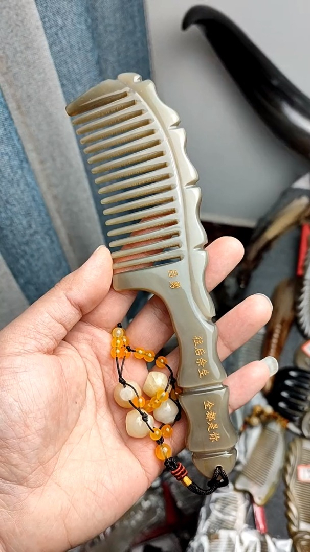 "一梳百顺",牛角梳是用什么做的?