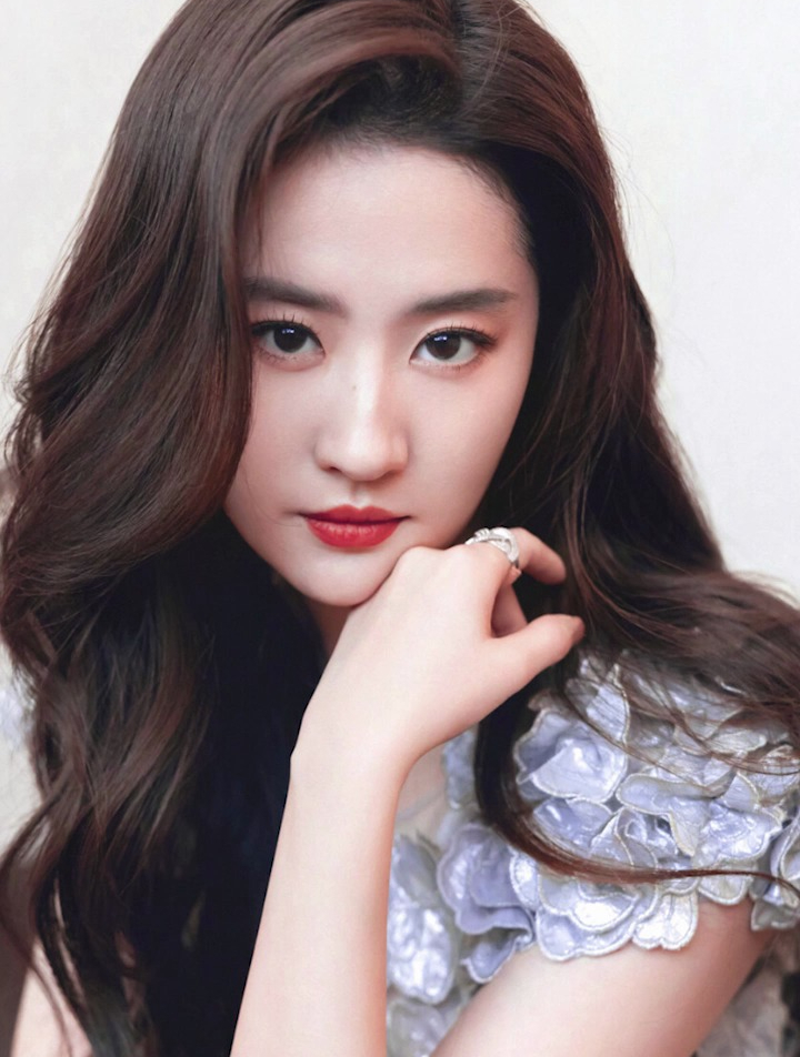 美出新境界的刘亦菲,身材高挑,面容娴静,甜美清纯,妩媚动人