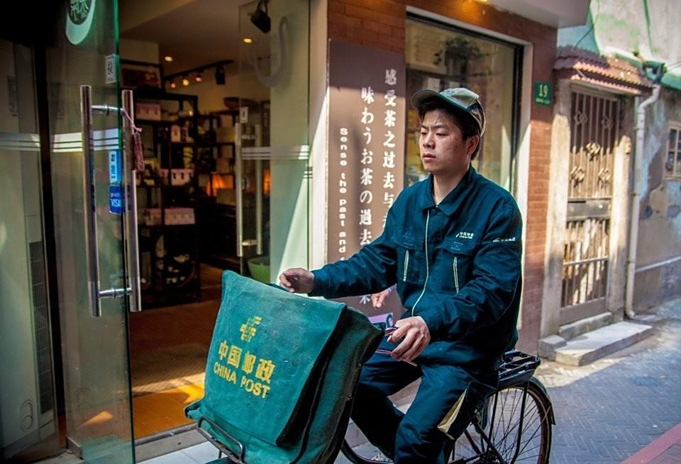 随着通讯技术的日新月异,传统邮政业已经日渐衰退,那个年代邮递员的