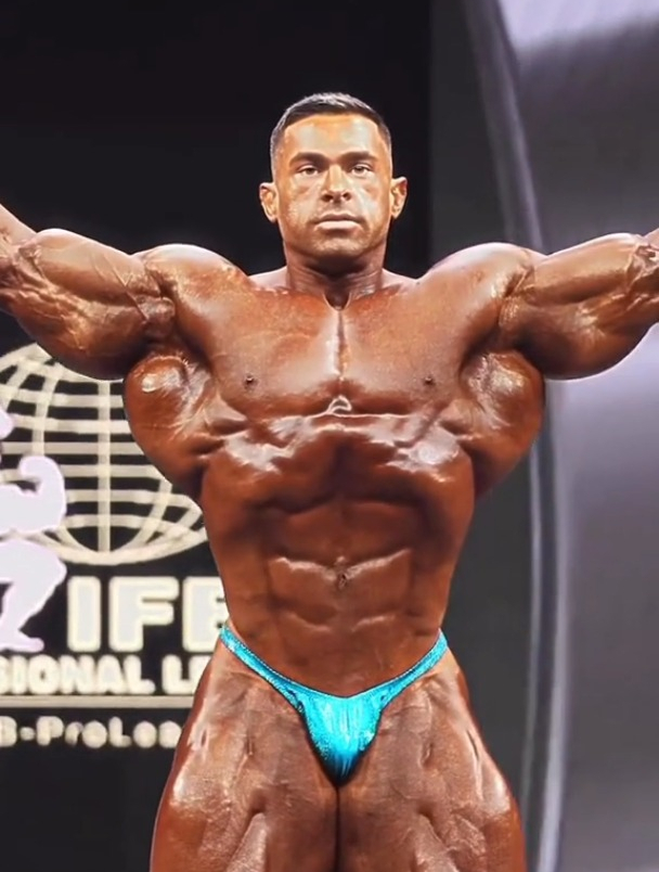 专业的健美运动员就是不一样,块头也太大了 健美