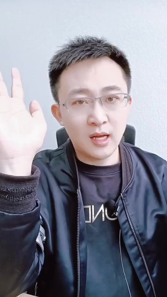 韭菜精大叔的网红唇膏测评