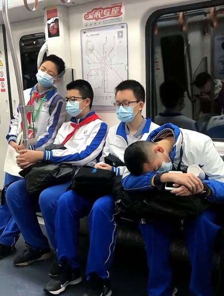 学生早起坐地铁纷纷睡着,拍摄者:六点多就上学他们也很辛苦!-度小视