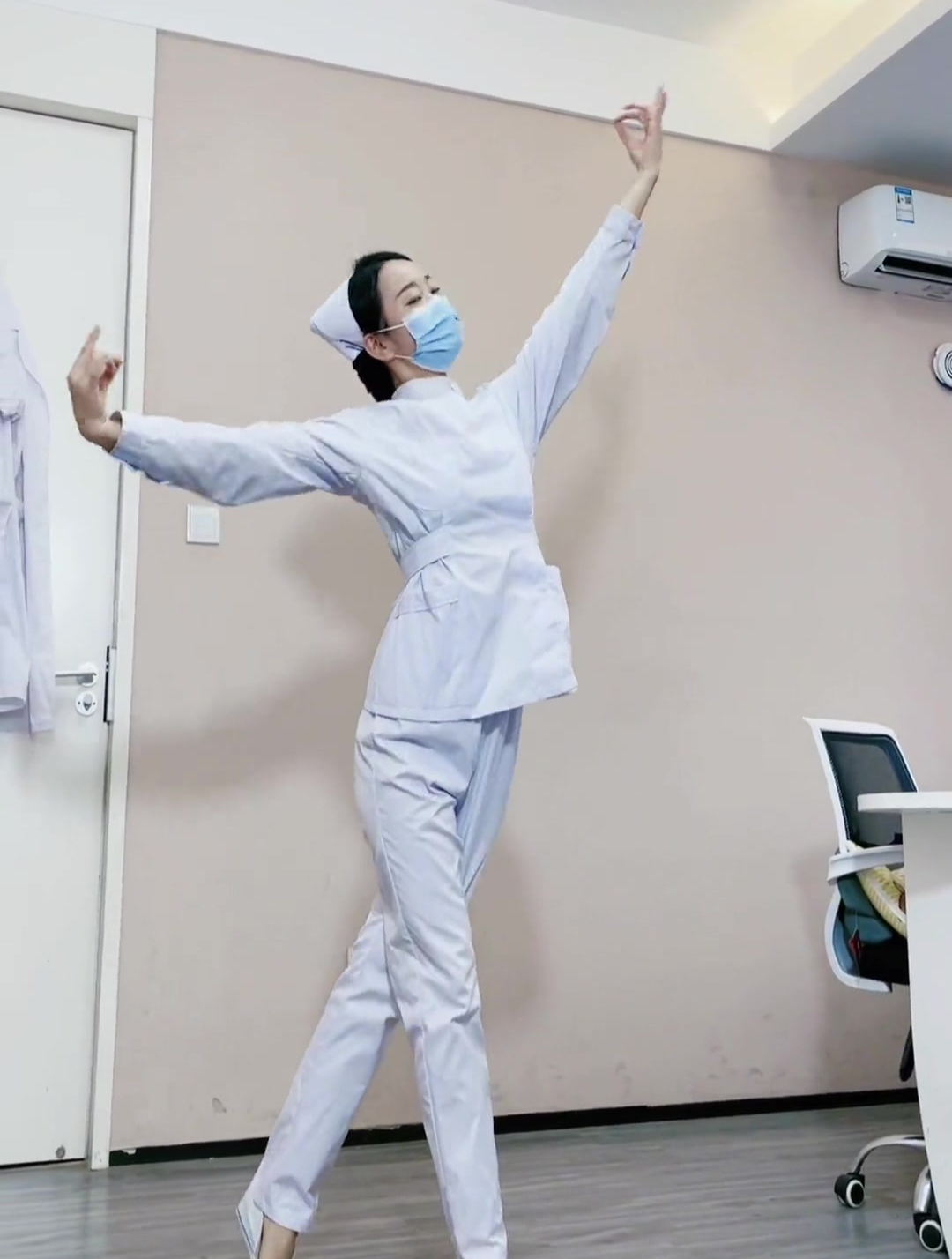 高天上流云 人间处处春 护士跳舞