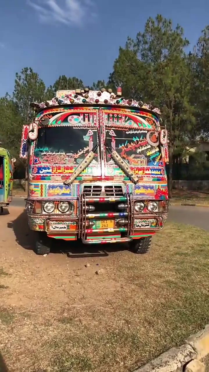 巴基斯坦的公交车是这样的,晚上我是不敢坐,太吓人了!