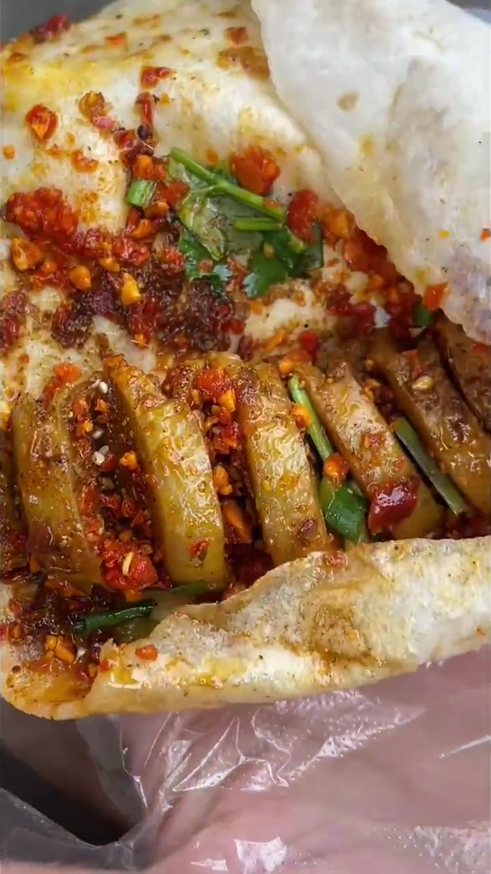 长沙路边摊烙馍卷面筋