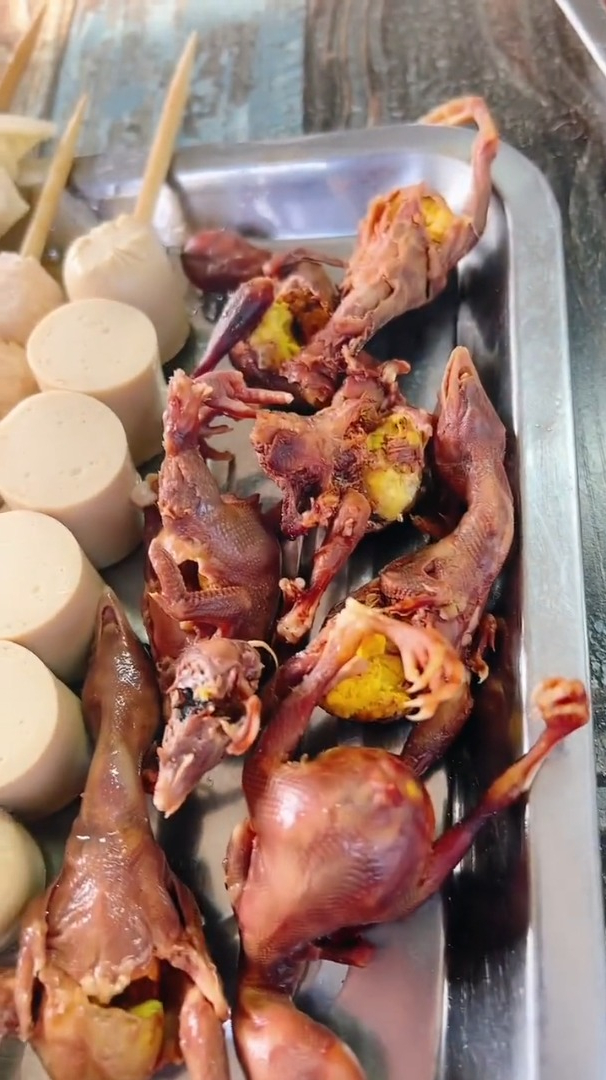 火盆大串烧烤,烤毛鸡,再来啤酒配上鸭货,舒服-度小视