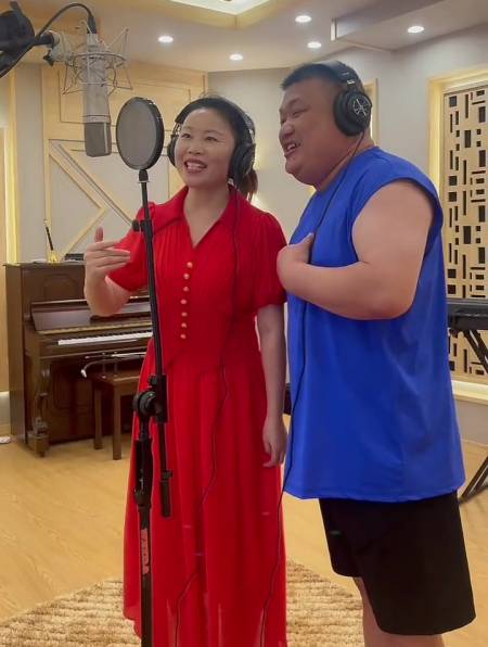 草帽姐和丈夫直播演唱《五星红旗》欢迎大家观看