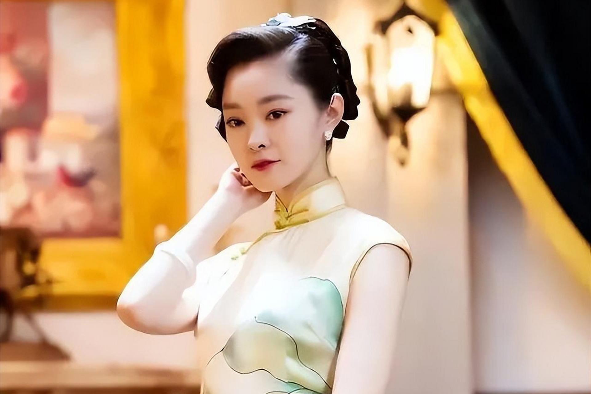 宋轶因旗袍扮相成为观众心中的女神,虽在《伪装者》中为配角,但演技