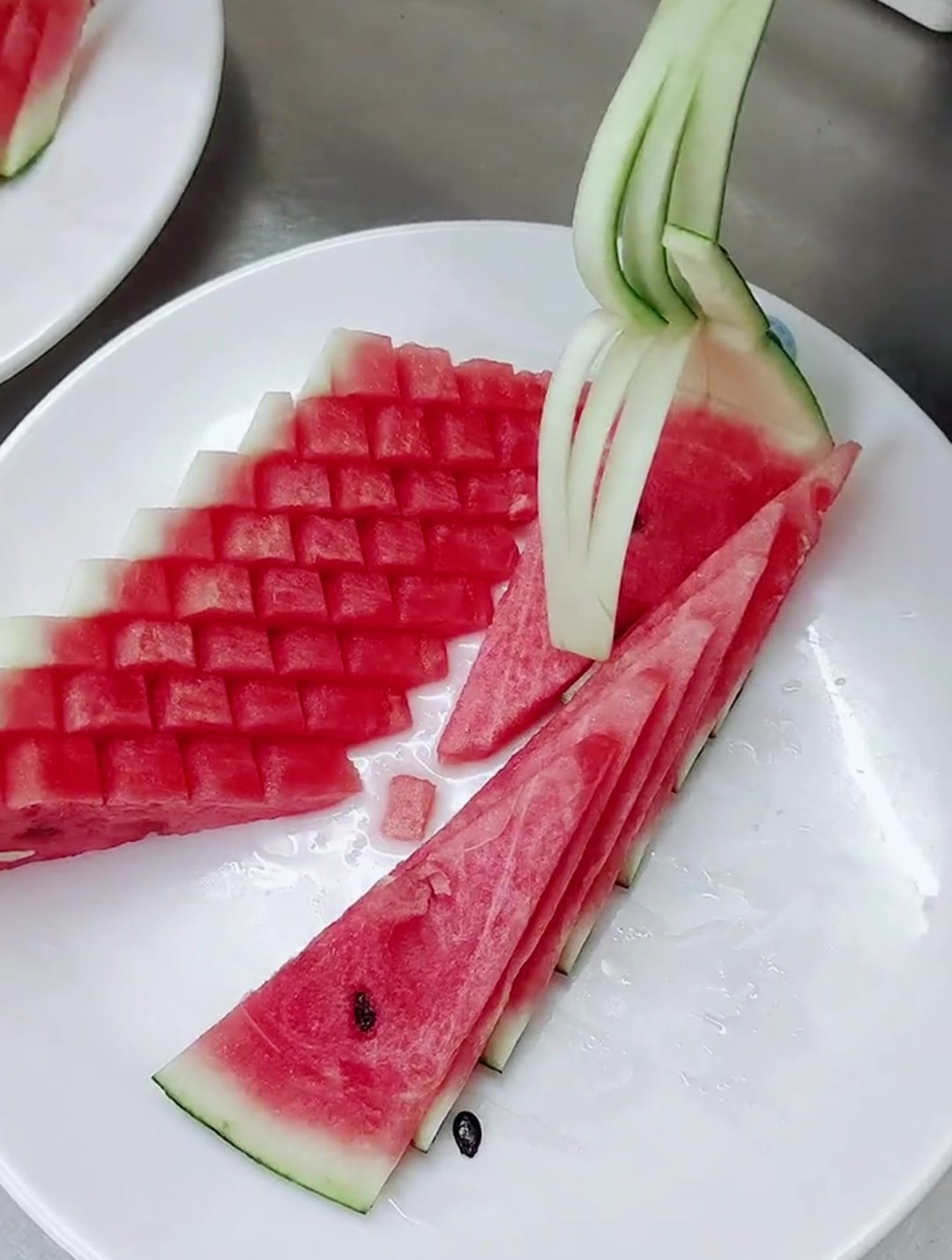 西瓜果盘简单切法 花式切水果