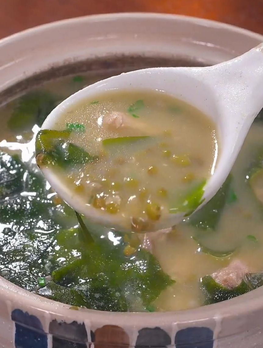 这样做的绿豆裙带菜排骨汤,全家人都特别喜欢喝