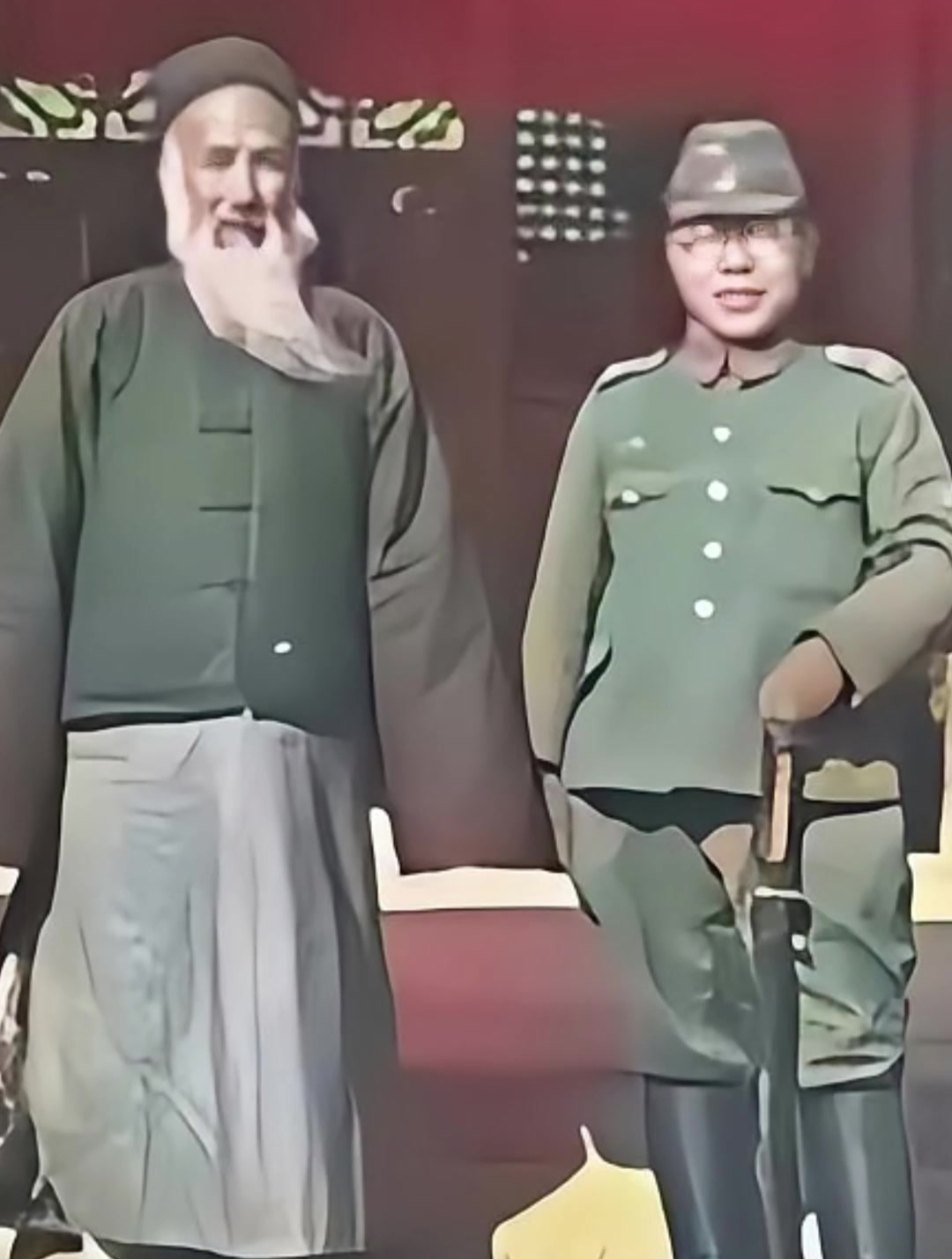 1939年,日军攻占曲阜,孔府后人孔令煜迎接日军并且亲密合影