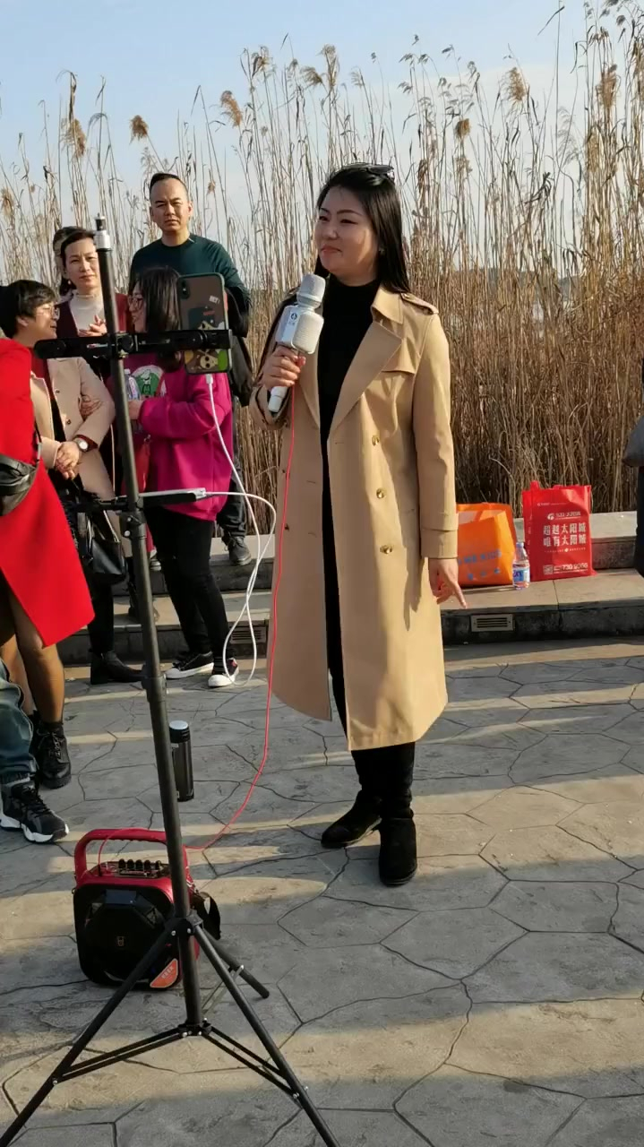 武汉美女罗娇户外直播唱歌人美歌甜值得一看