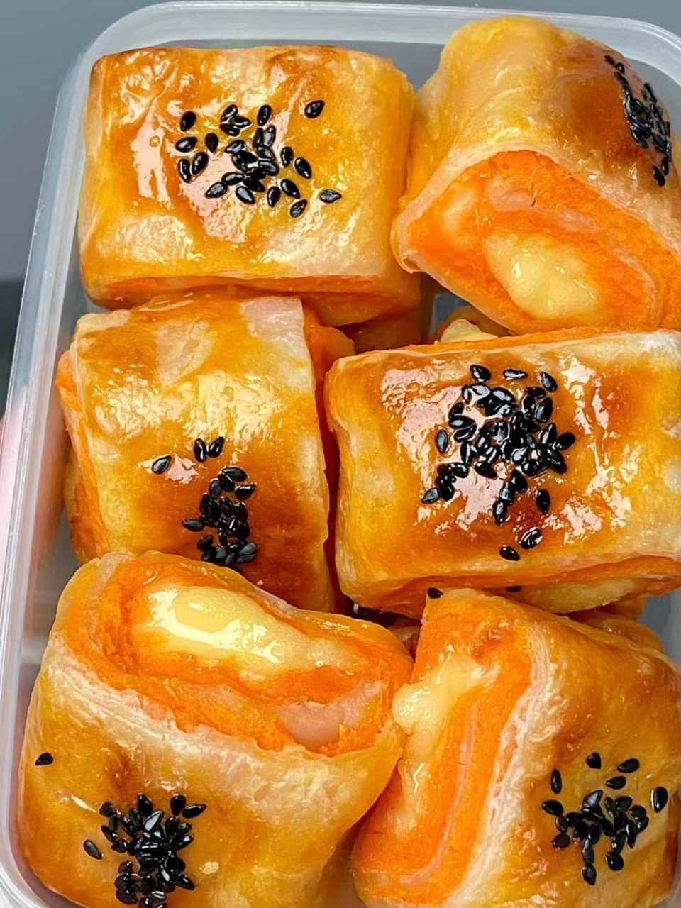 今天用家里的红薯做个芝士红薯酥,好好吃心表皮酥脆.