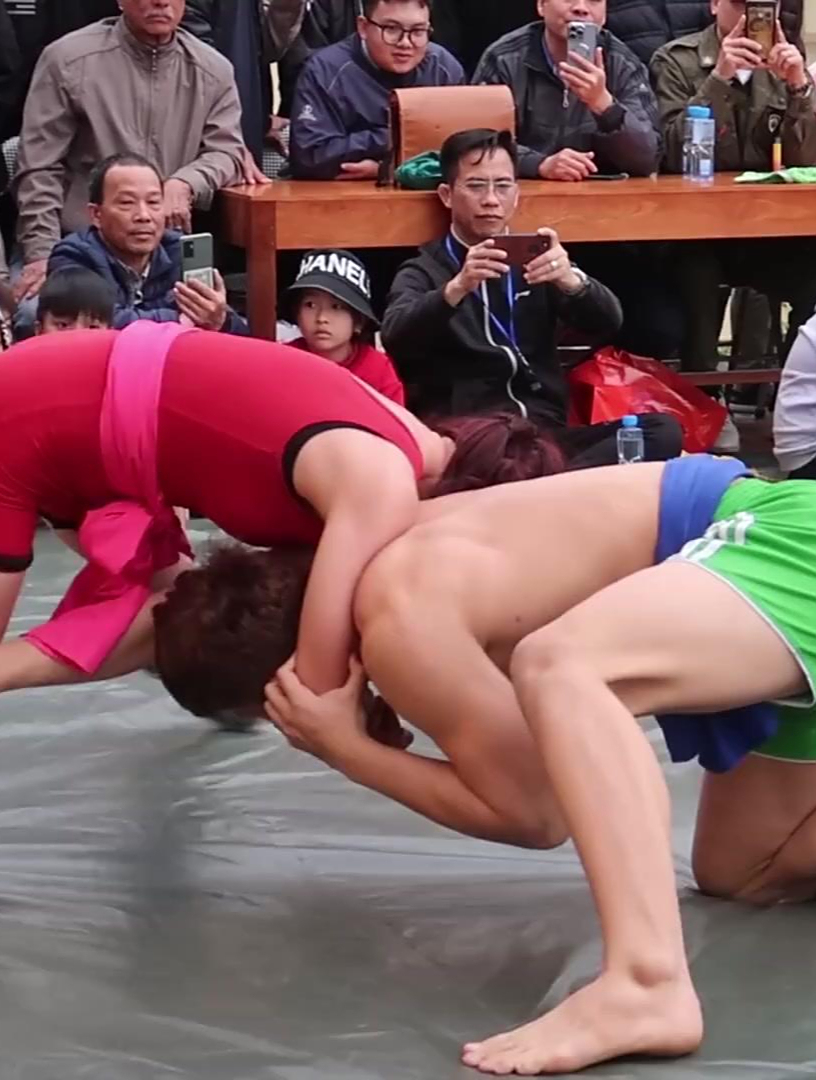 越南男女混合摔跤,什么四两拨千斤,老娘只会用蛮力