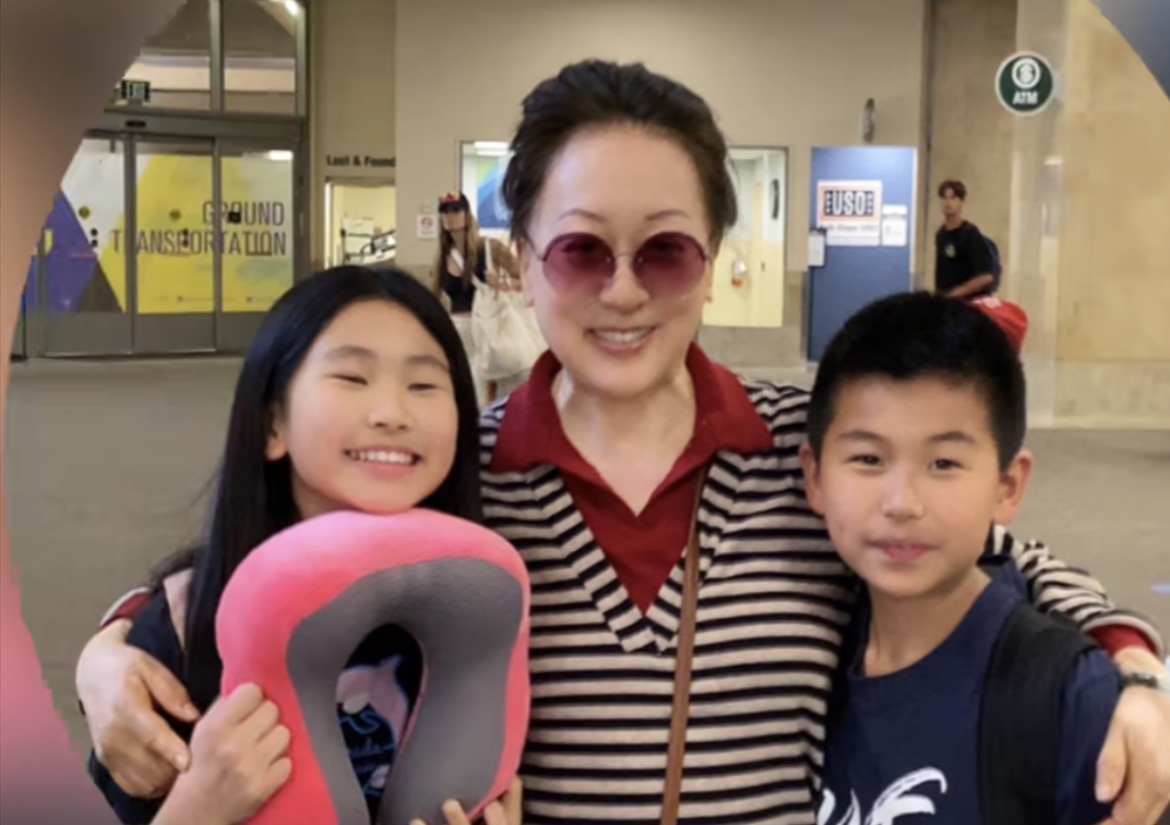 69岁老戏骨毛永明携妻子定居美国!外孙不远万里探望,祖孙似饼印