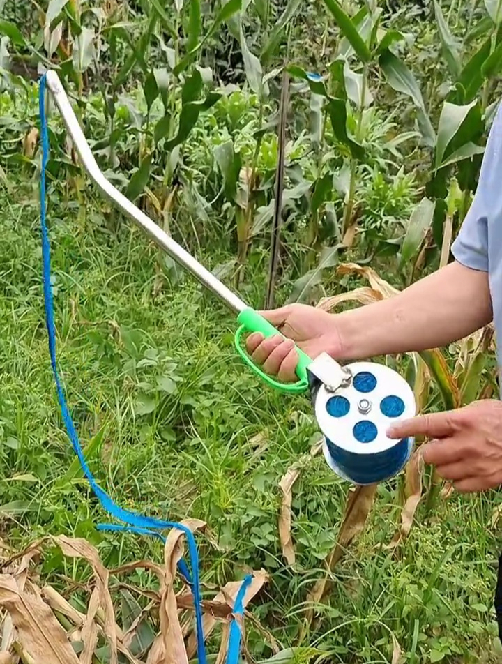 农村小伙研制的玉米秸秆捆扎器,收玉米的好帮手-度小视