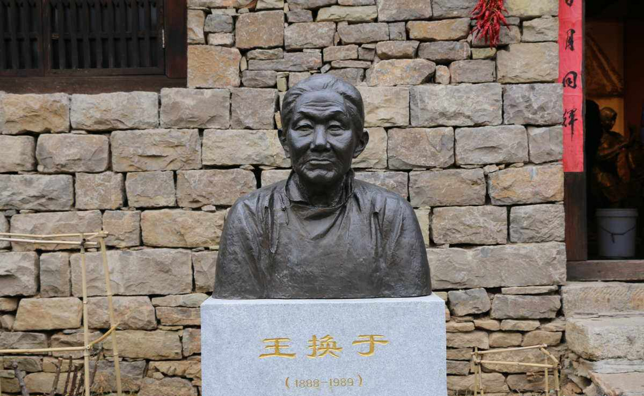 1941年,勇士白铁华遭遇被囚禁,敌人用尽酷刑,身心饱受