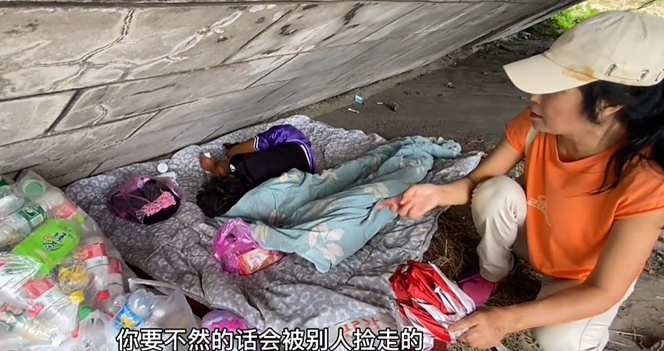 浙江流浪女睡桥洞,不肯与人交流却被投喂,"经常有人送吃喝"