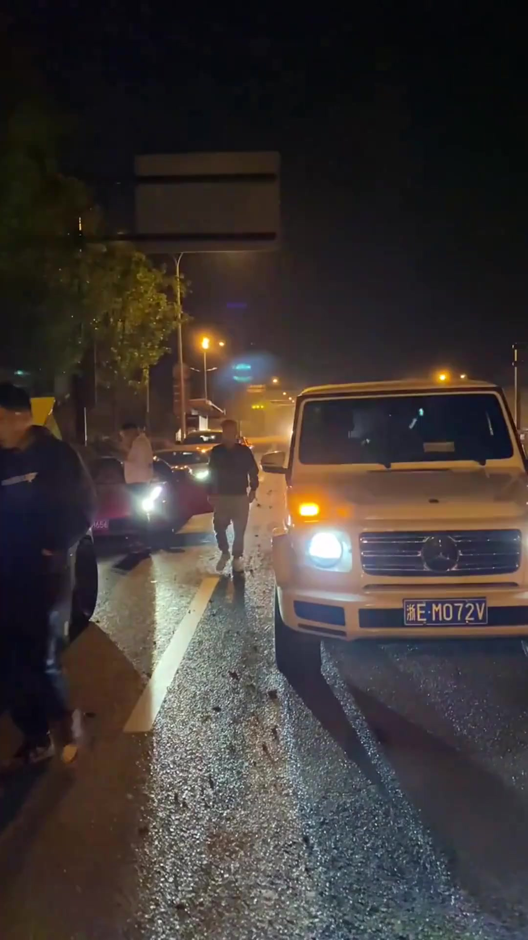 因为不是曹a车牌进不了市区无奈只好停在曹县五环济南的路边